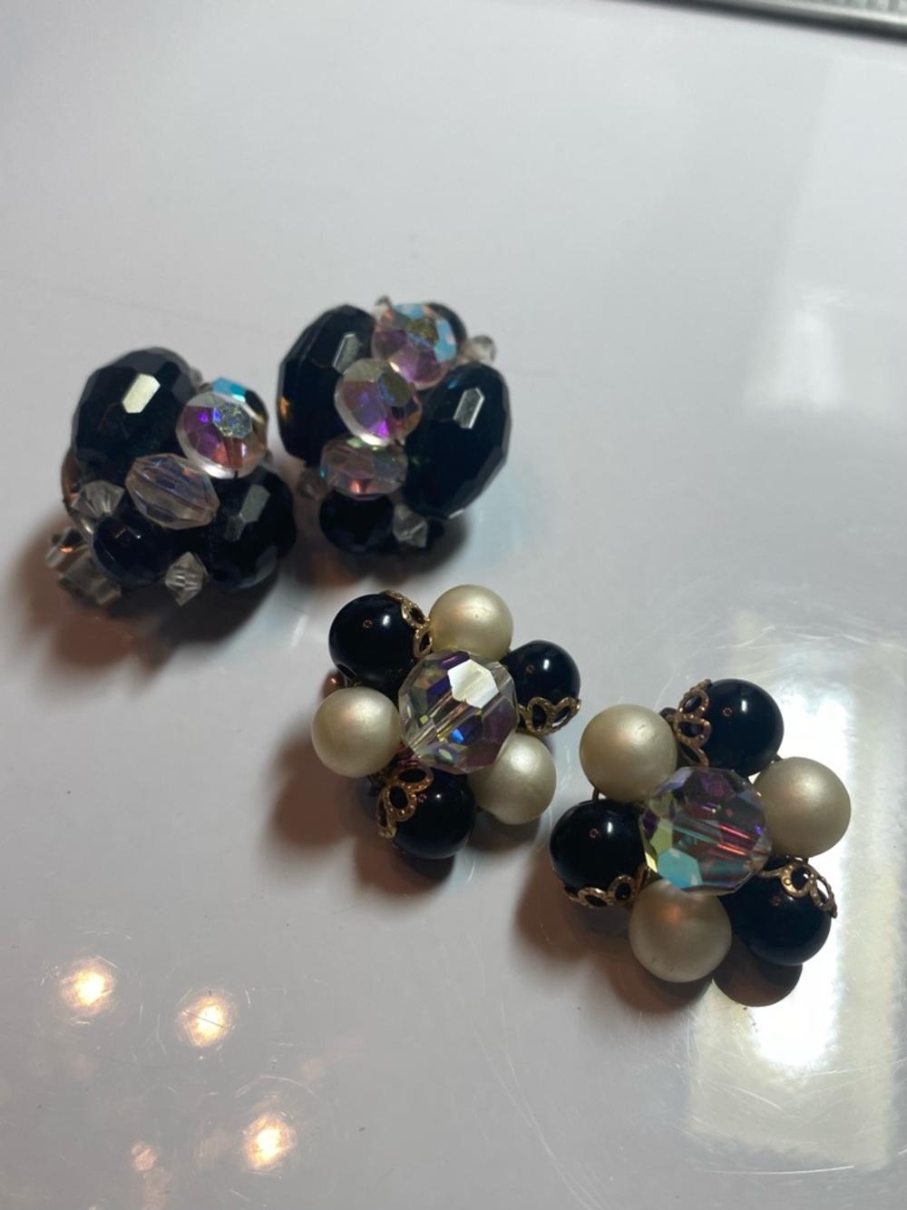 Vintage clip earrings. 2 pair.